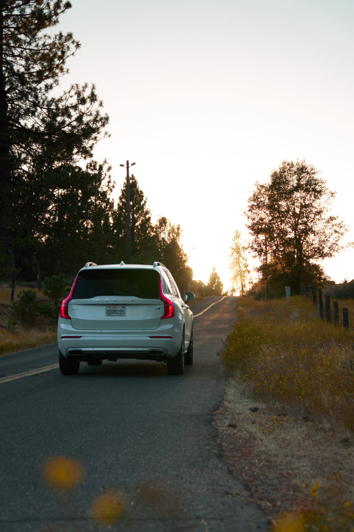 Mietwagen für unseren USA Roadtrip auf dem Weg Richtung Yosemite im Sonnenuntergang.