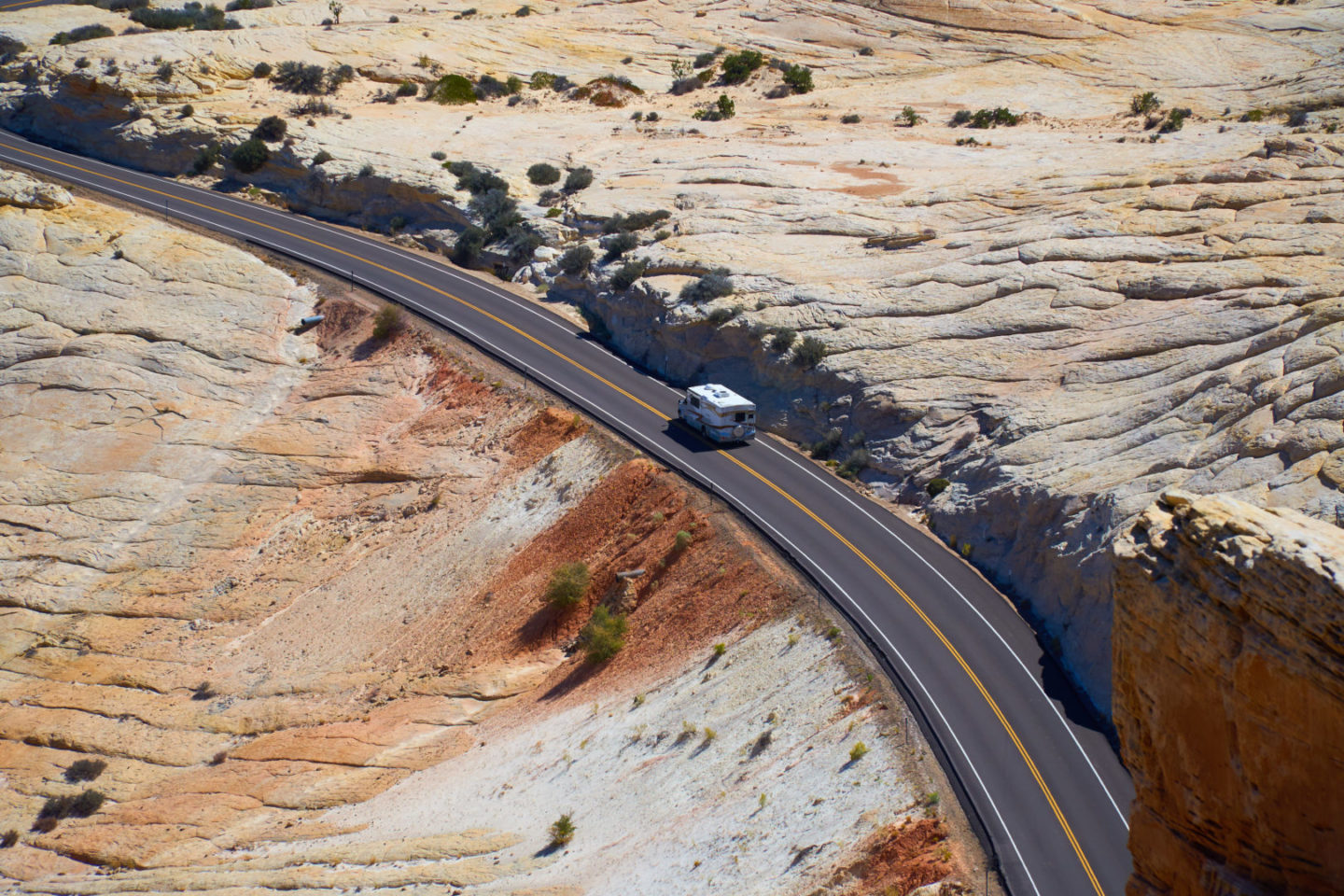 Wohnmobil auf Straße im Escalante National Monument.