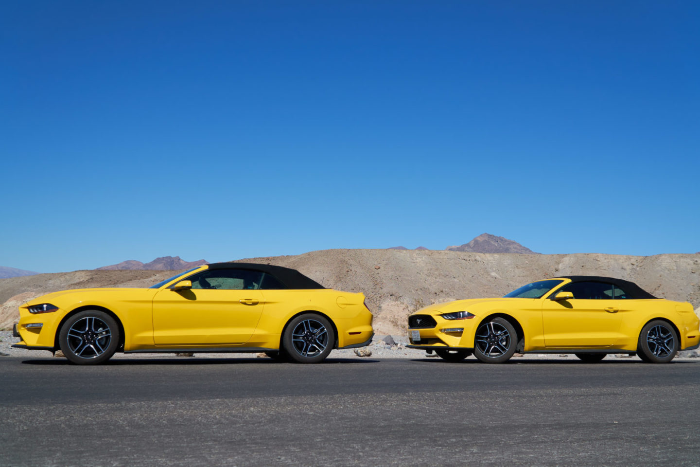 Zwei gelbe Mustang Cabrios im Death Valley.