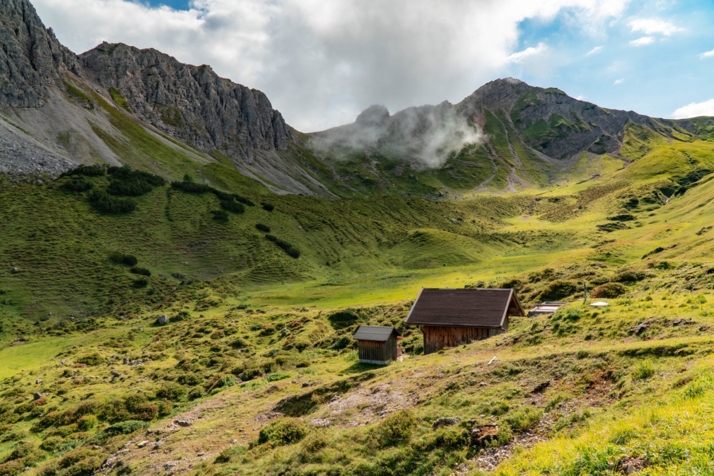 Alpenlandschaft mit Hütte im Tannheimer Talund Wiesen in den allgäuer Alpen.