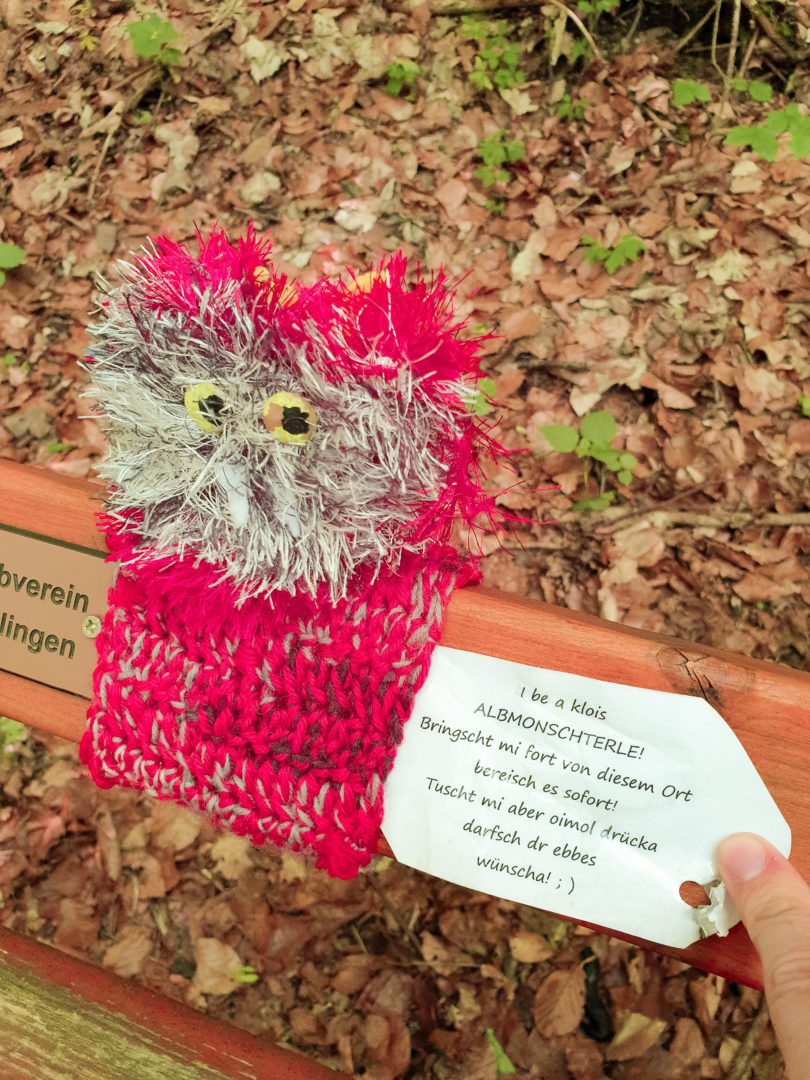 Selbstgestricktes Albmonster auf einer Bank nahe der Hossinger leiter.