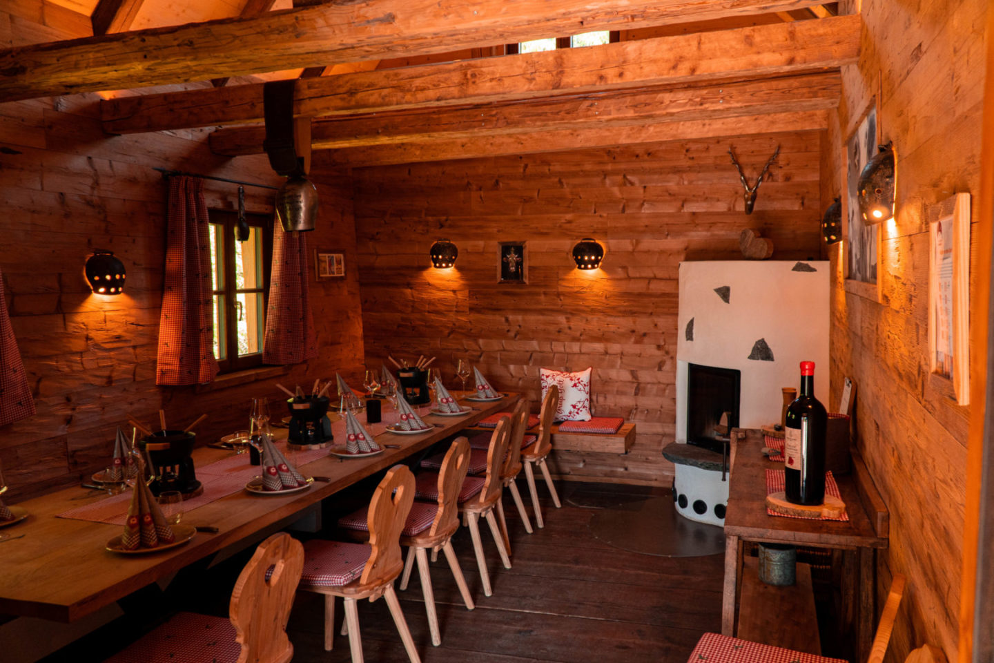 Gemütliche Fonduehütte in der Traufganghütte Brunnental.