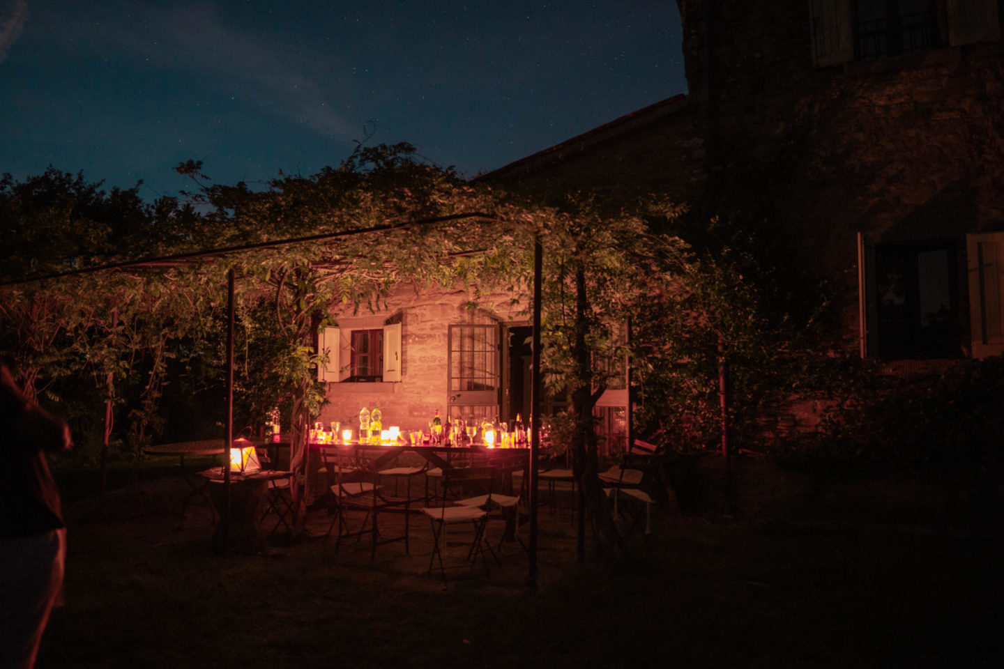 Altes umbrisches Bauernhaus bei Nacht.