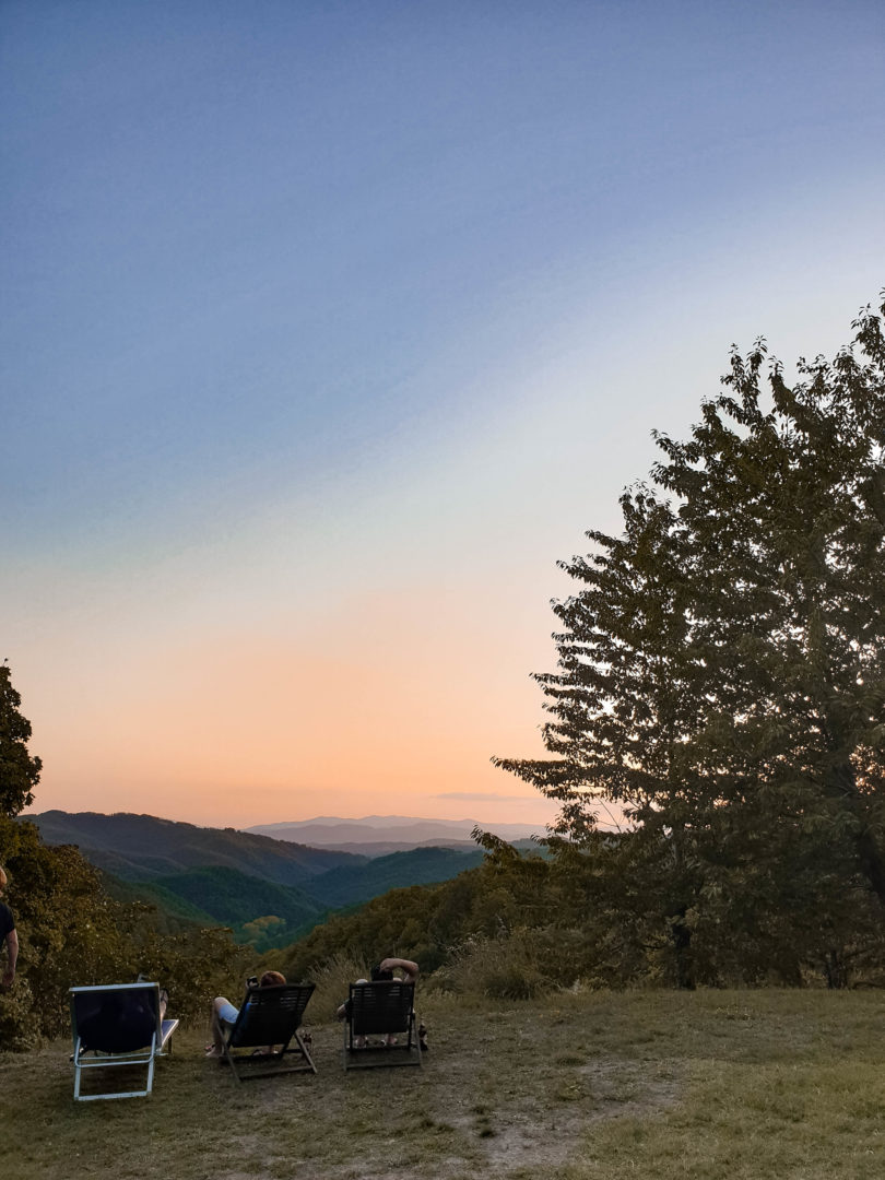Umbrien - Blick auf die Ausläufer des Appenin in der Abenddämmerung.