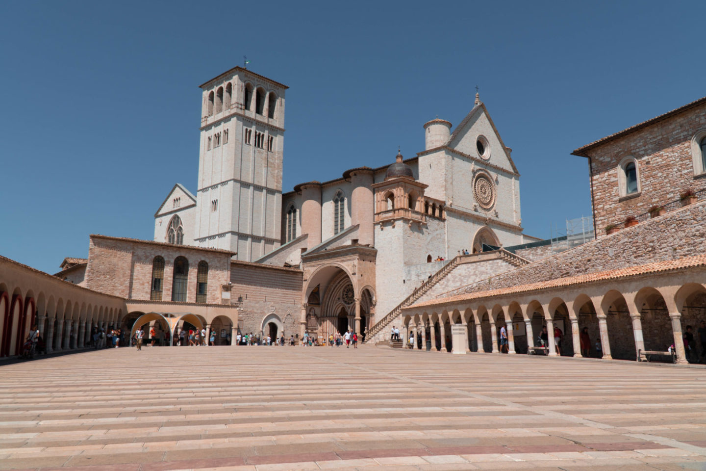 Die Kathedrale von Assisi in der Mittagssonne