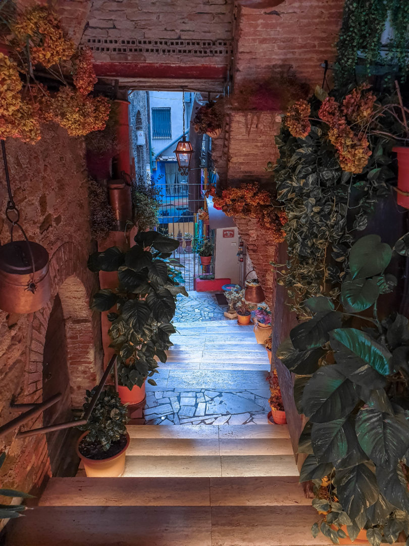 Treppe hinunter zum Ristorante Il Giurista in Perugia