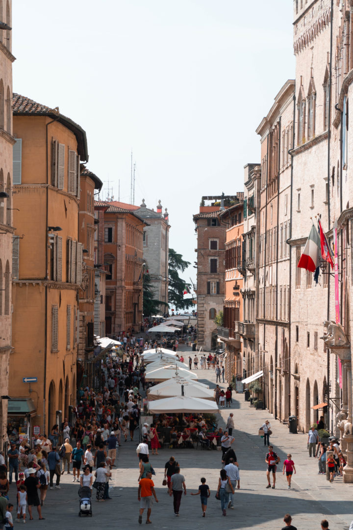 Gasse mit vielen Menschen in der Altstadt von Perugia, Umbrien.