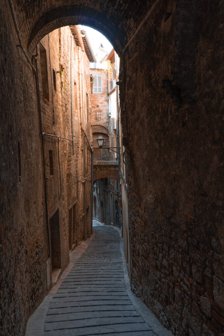 Leere Gasse in der Altstadt von Perugia, Umbrien.