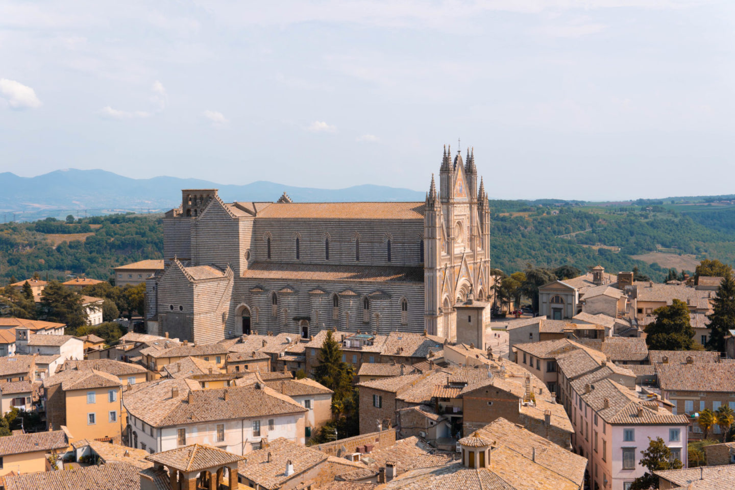 Blick auf den Dom Santa Maria und die Altstadt von Orvieto.