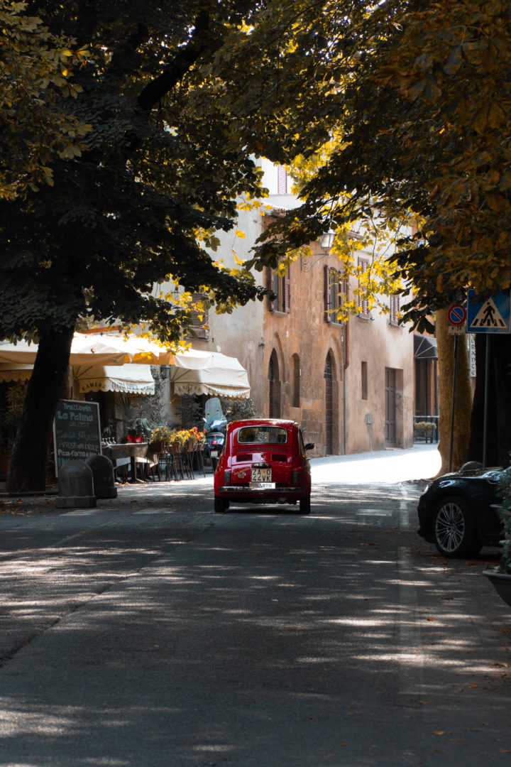 Alter Fiat 500 in den Gassen der Altstadt Orvieto in der Region Umbrien.
