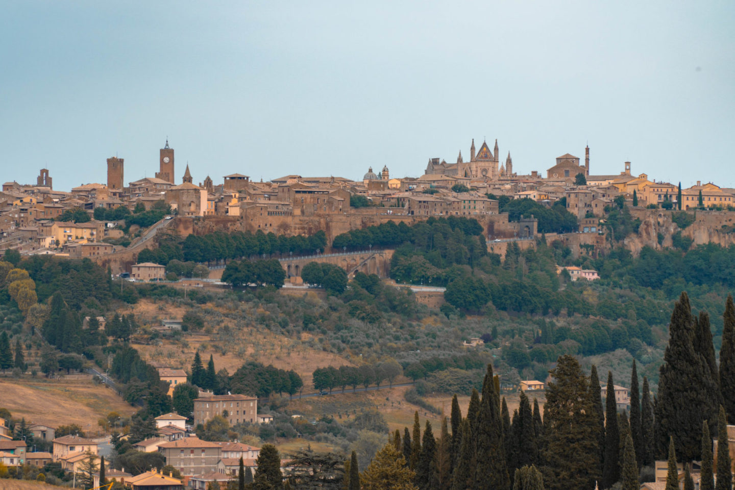 Die Etruskerstadt Orvieto auf ihrem Tuffsandstein Plateau.