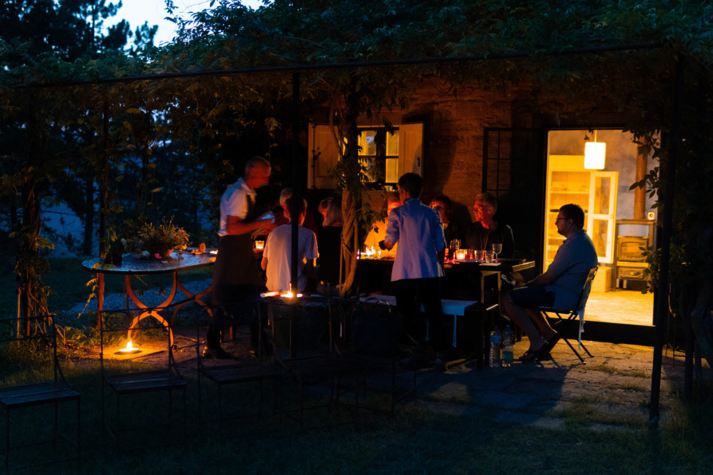 Abendliches Beisammensein in Umbrischen Landhaus mit Wein und Kerzenlicht.