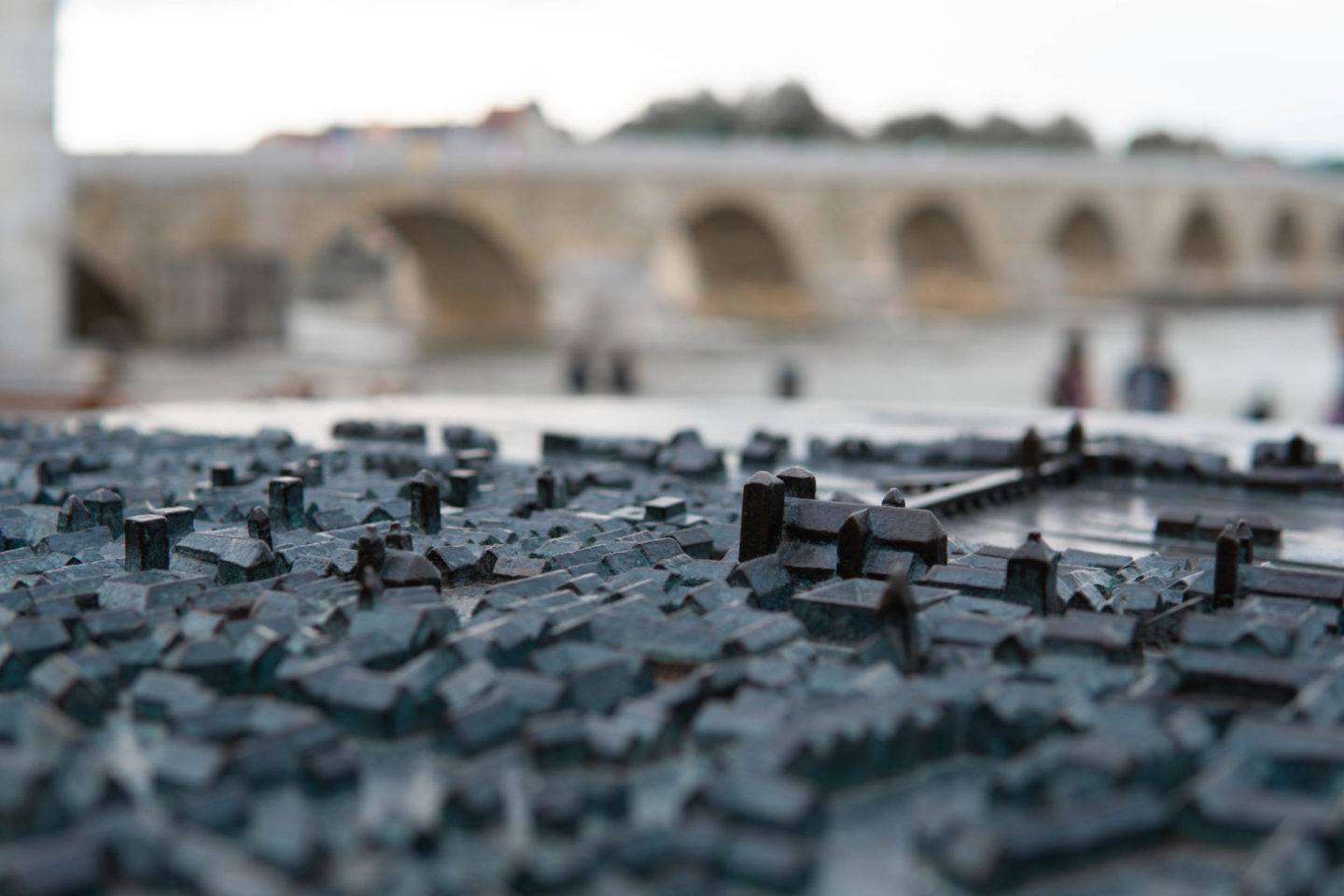 Miniatur-Regensburg im Vordergrund und steinerne Brücke im Hintergrund.