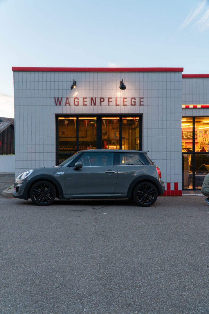 Retro Avia Tankstelle aus dem Film 25 kmh mit Mini Cooper S davor.