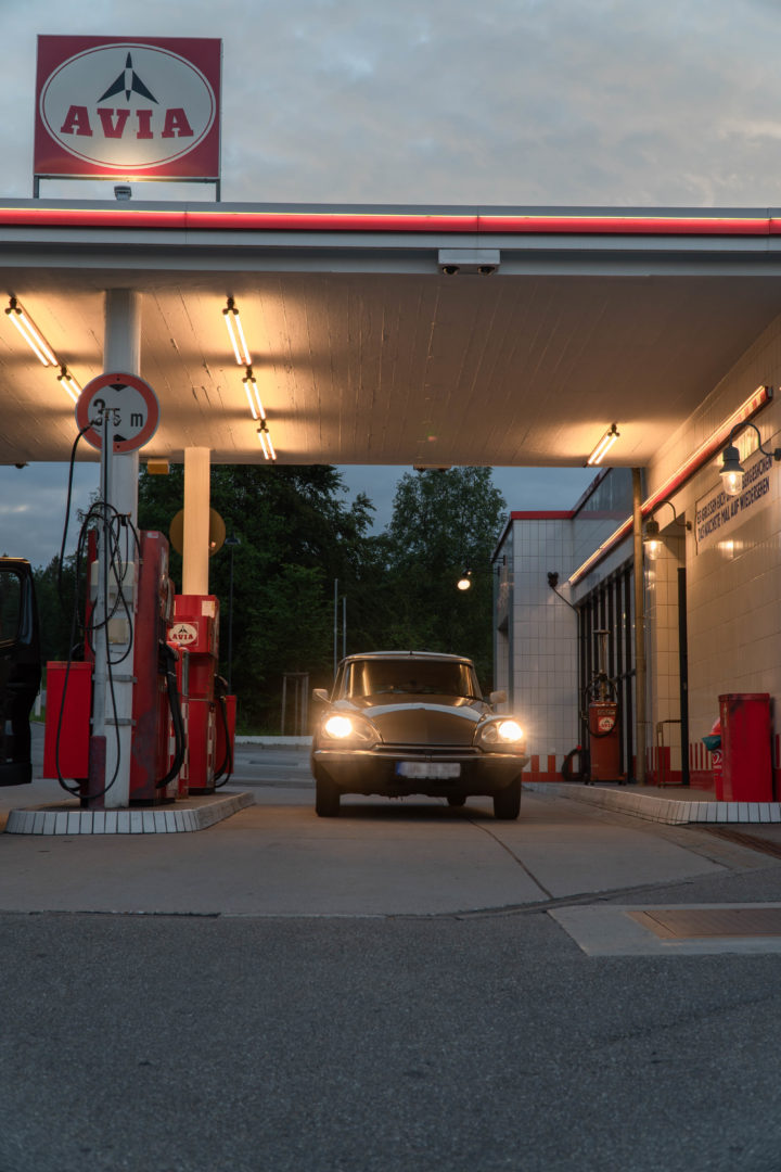 Retro Avia Tankstelle aus dem Film 25 kmh an der Schwarzwaldhochstraße mit Oldtim