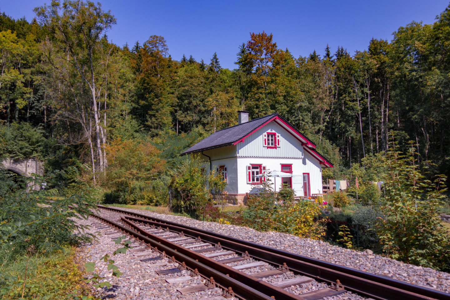 Der Beginn der Wutachflühen und die Gleise der Sauschwänzlebahn.