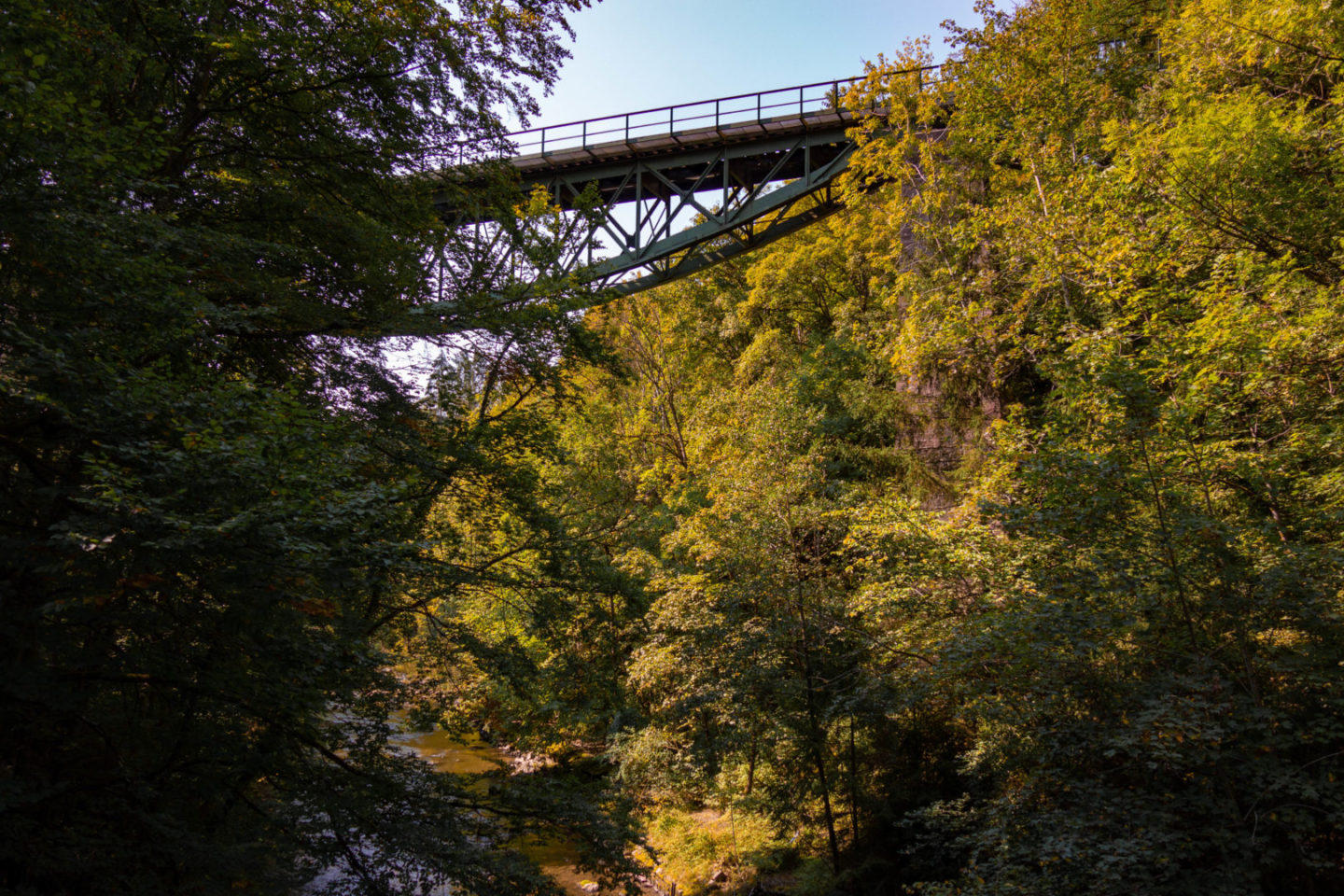 Blick auf die Eisenbahnbrücke der Sauschwänzlebahn.