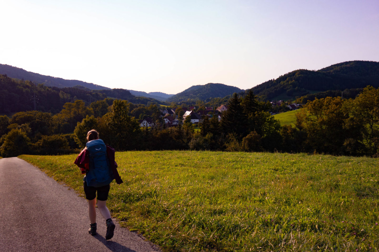 Blick über Wiese nach Achdorf in der Abendsonne.