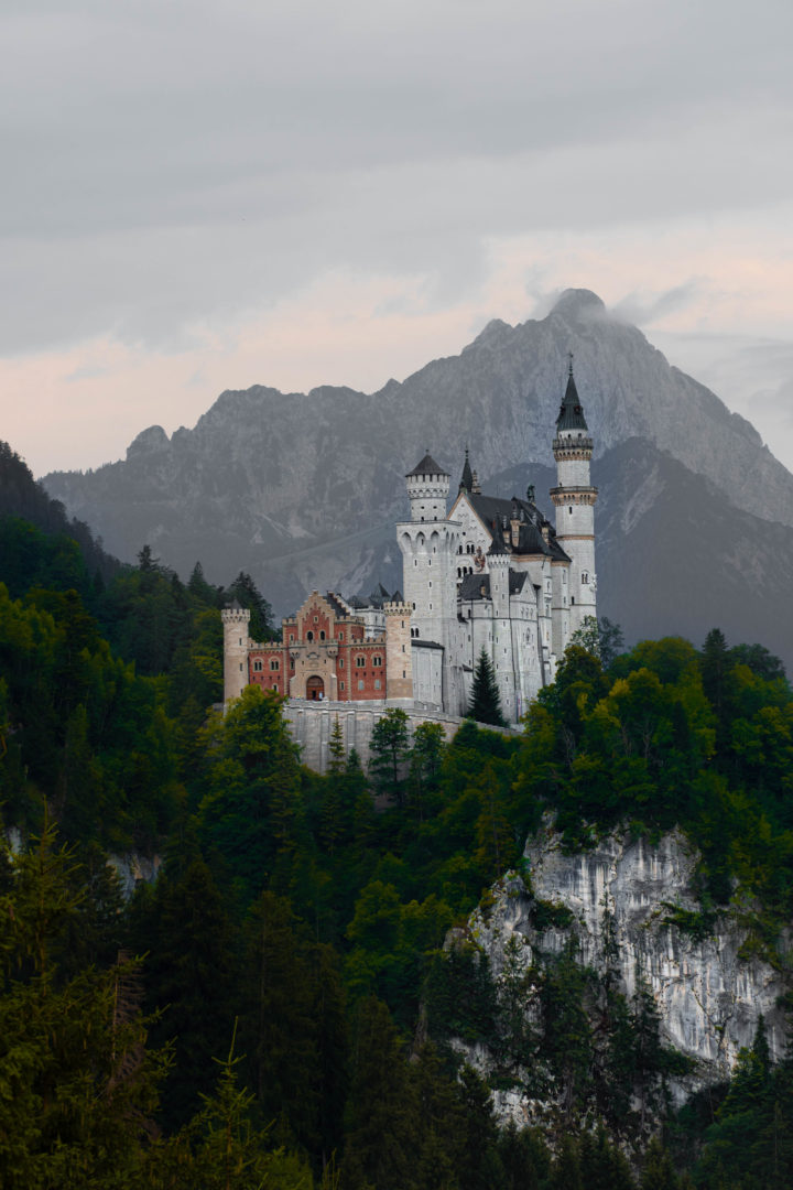 Schloss Neuschwanstein bei Regen im Allgäu