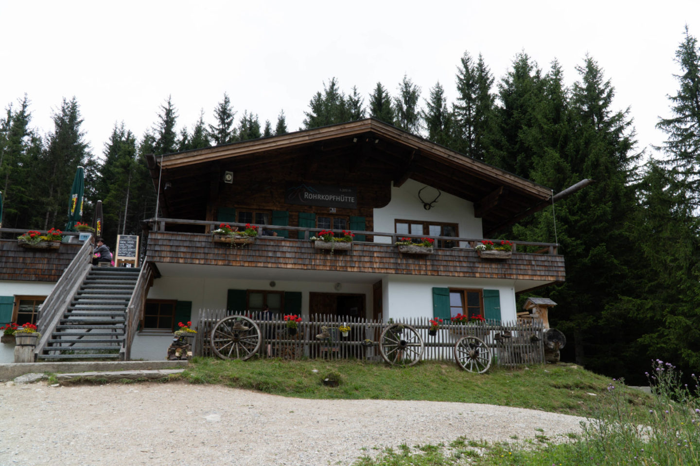 Die Rohrkopfhütte bei bewölktem Himmel