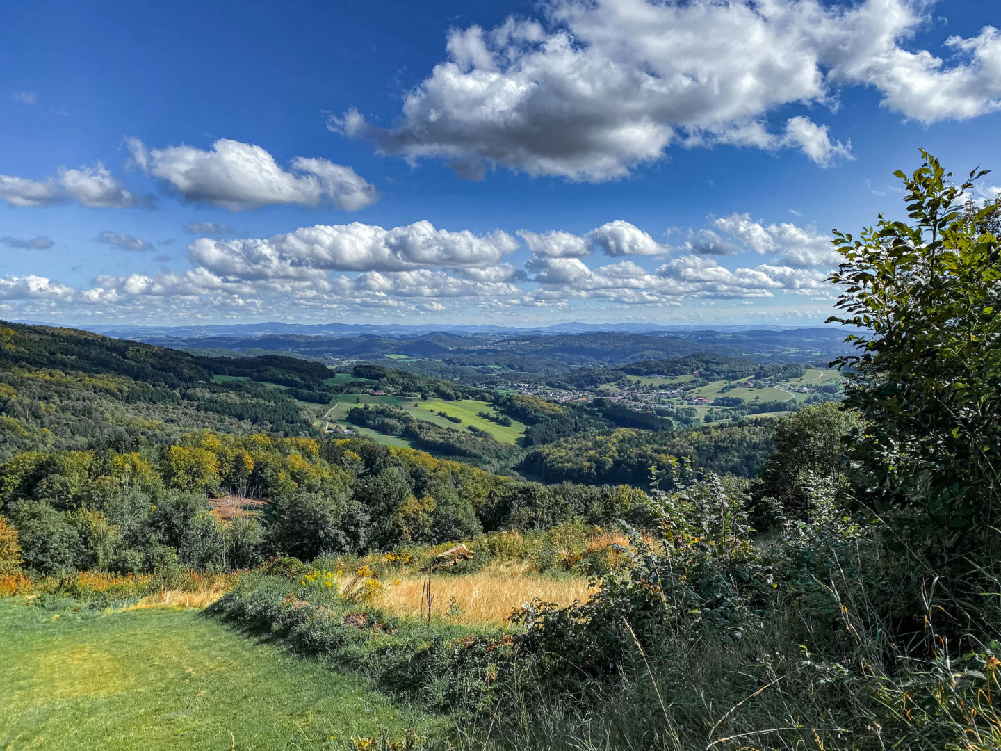 Die schönsten Herbstwanderungen im Bayerischen Wald: Blick über die Donauebene.