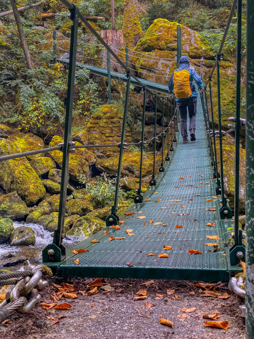 Hängebrücke im Herbst über der Wildwasserklamm Buchberger Leite.