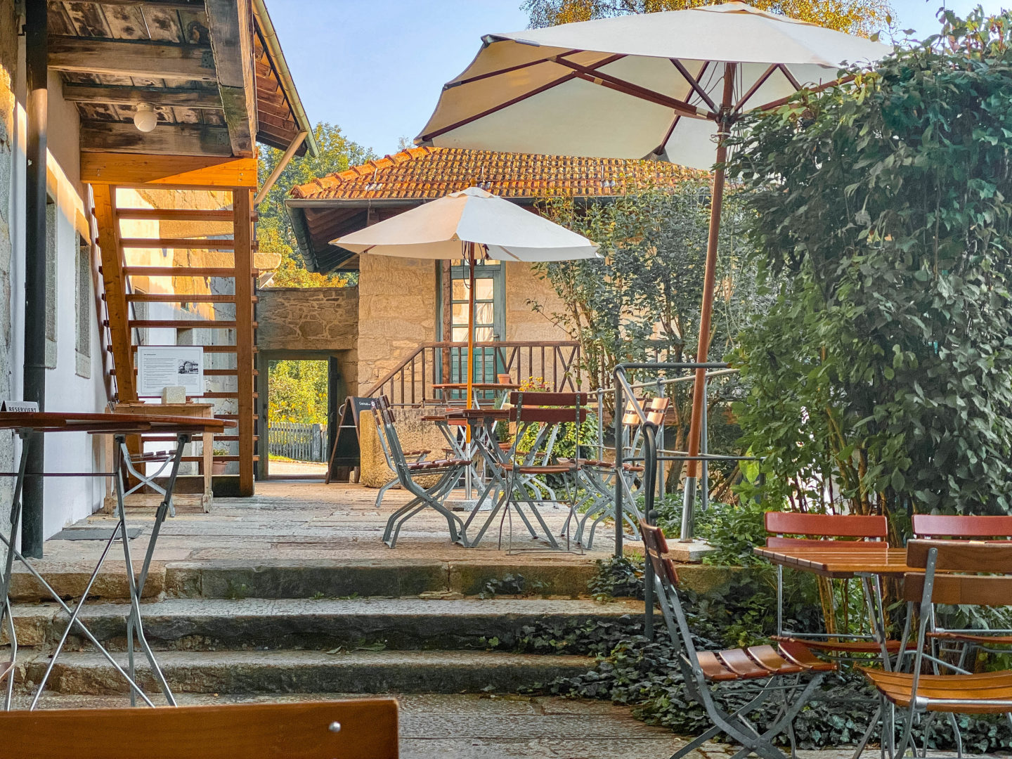 Herbstwandern im Bayerischenwald: Der Perfekte Ausgangspunkt ist der Gasthof Gidibauer.