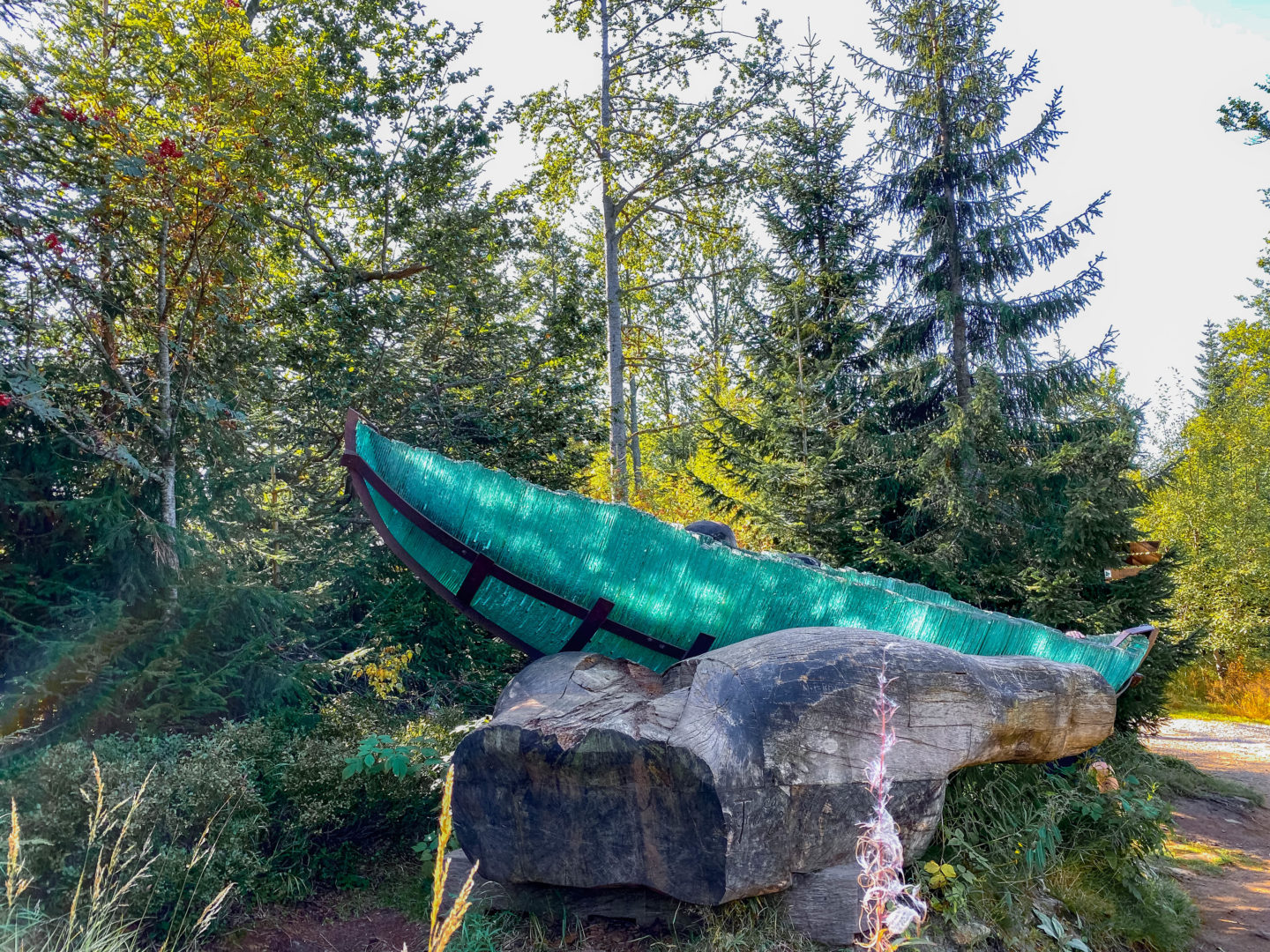 Die Glasarche entlang des Sommerweges zum Lusengipfel: Eine Skulptur aus Glas gehalten von einer hözernen Hand.