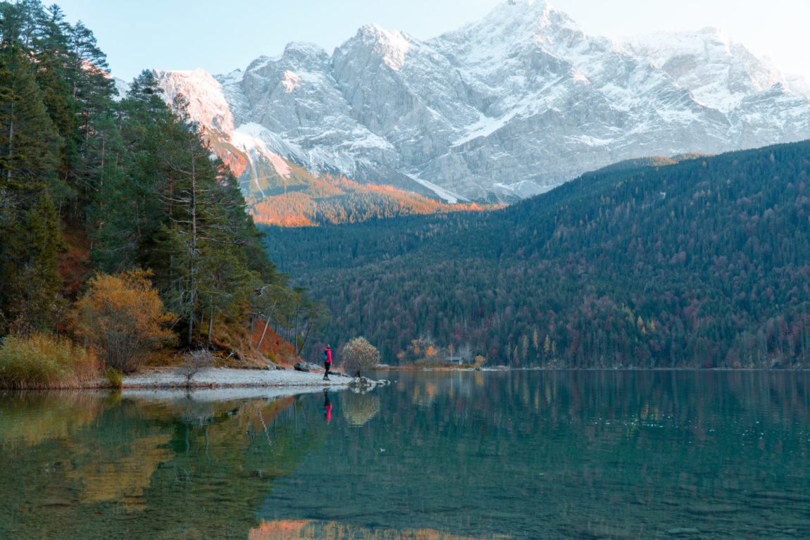 Roadtrip durch Bayern mit dem Campervan: Stopp am Eibsee am Fuße der Zugspite - auch bekannt als Karibik Bayerns