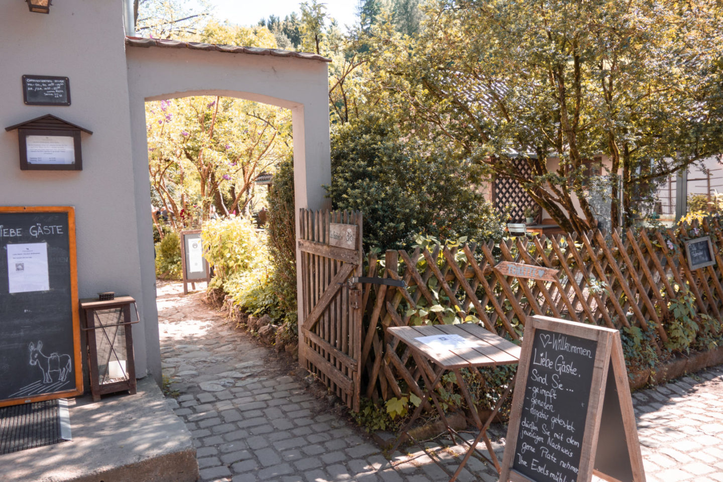 Eingang zum Cafe Eselsmühle im Siebenmühlental