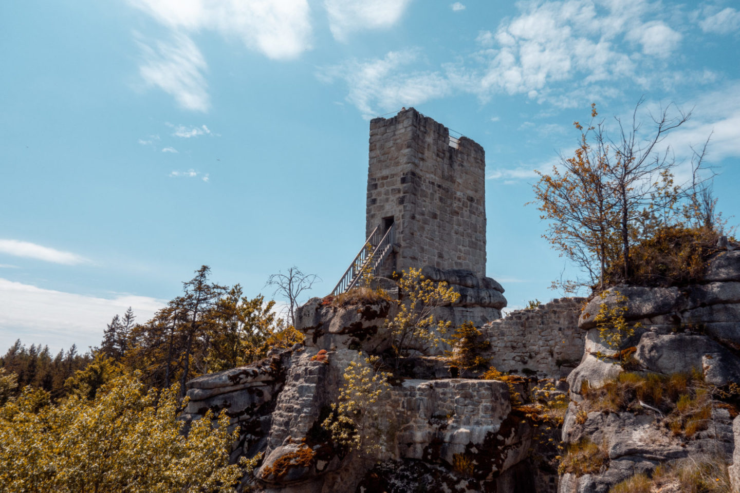 die Burgruine Weißenstein ist ein tolles Familienabenteuer und beliebtes Ausflugsziel im Naturpark Steinwald