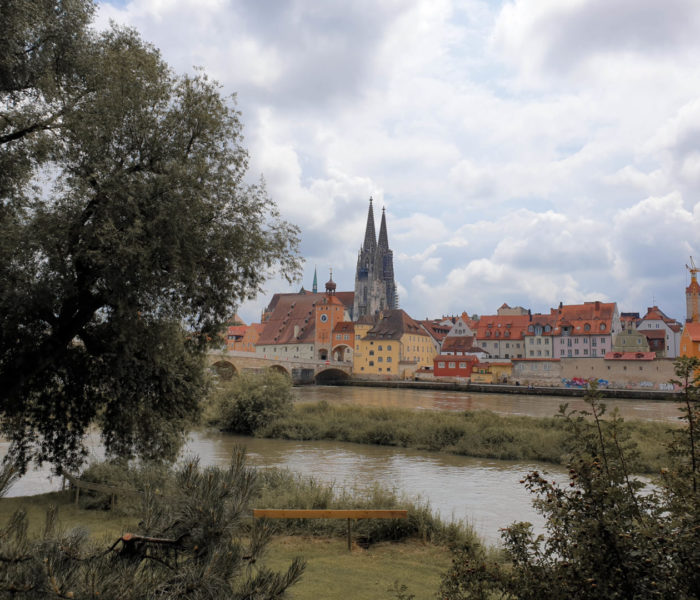 Blick auf Regensburg mit Dom und Steinerner Brücke.